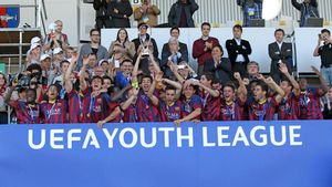Roger Riera levanta el trofeo de campeones de Europa de la Youth League Roger Riera levanta el trofeo de campeones de Europa de la Youth League