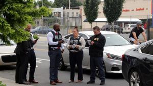 Archivo - Agentes de policía investigan la escena en la Avenida Prospect en la sección de Longwood del municipio, donde una persona fue disparada por un hombre armado frente a la Iglesia de San Antonio de Padua