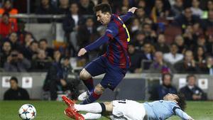 Leo Messi, con David Silva en el Barça-Manchester City de la Champions 2014-15