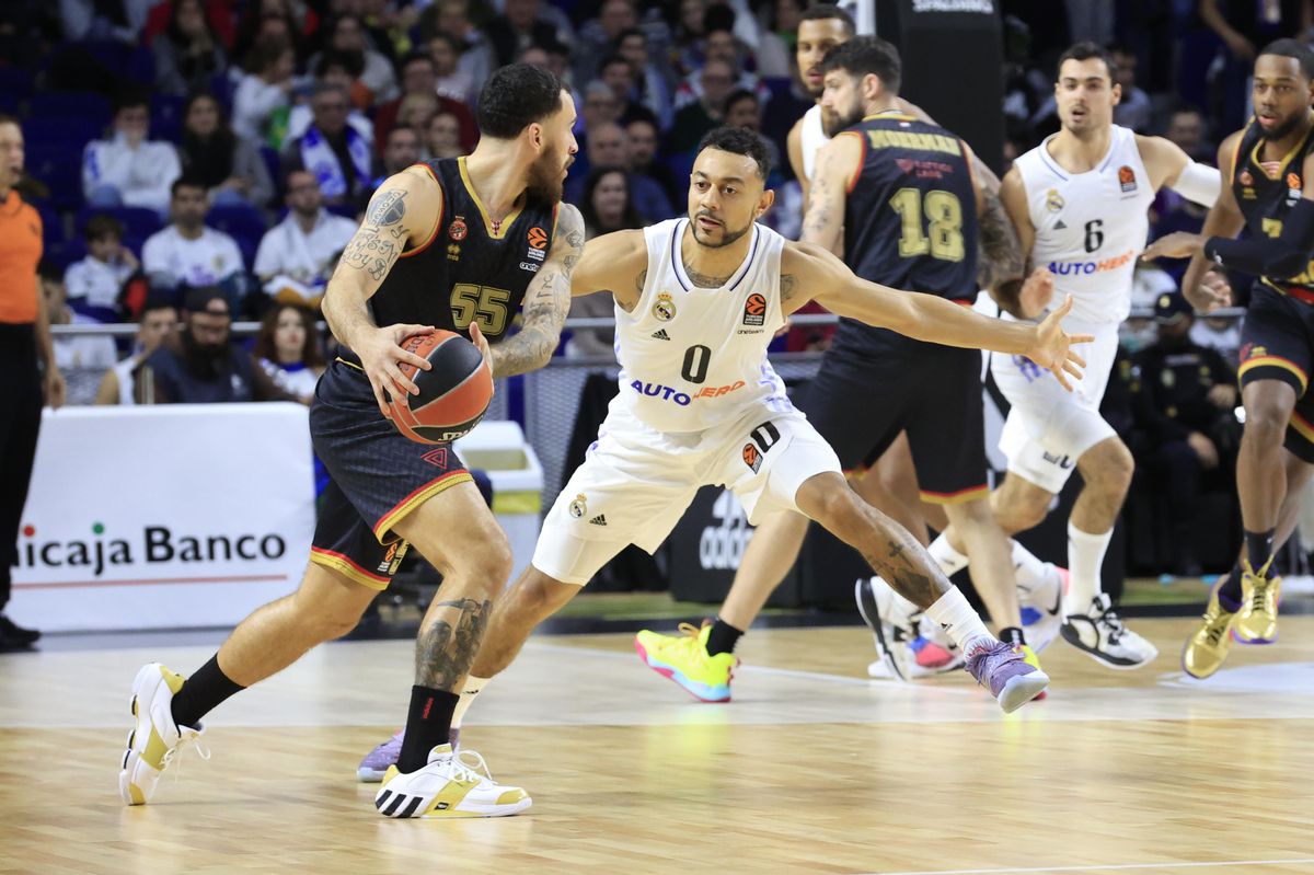 El base de AS Mónaco Mike James (i) intenta superar a Nigel Williams-Goss. El base de AS Mónaco Mike James (i) intenta superar a Nigel Williams-Goss.