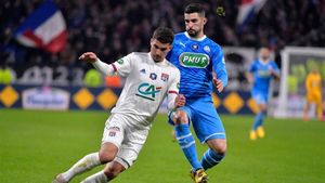 Álvaro González lucha por un balón con Aouar, del Lyon. Álvaro González lucha por un balón con Aouar, del Lyon.