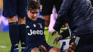 Dybala es atendido por las asistencias tras su lesión ante el Sassuolo Dybala es atendido por las asistencias tras su lesión ante el Sassuolo