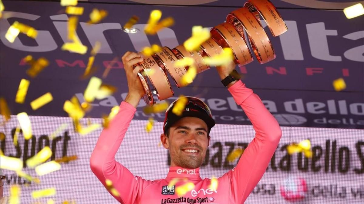 Dumoulin levanta el trofeo de campeón del Giro Dumoulin levanta el trofeo de campeón del Giro