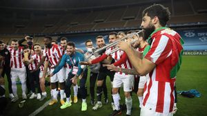 Asier Villalibre toca la trompeta para festejar el título de Supercopa del Athletic Asier Villalibre toca la trompeta para festejar el título de Supercopa del Athletic