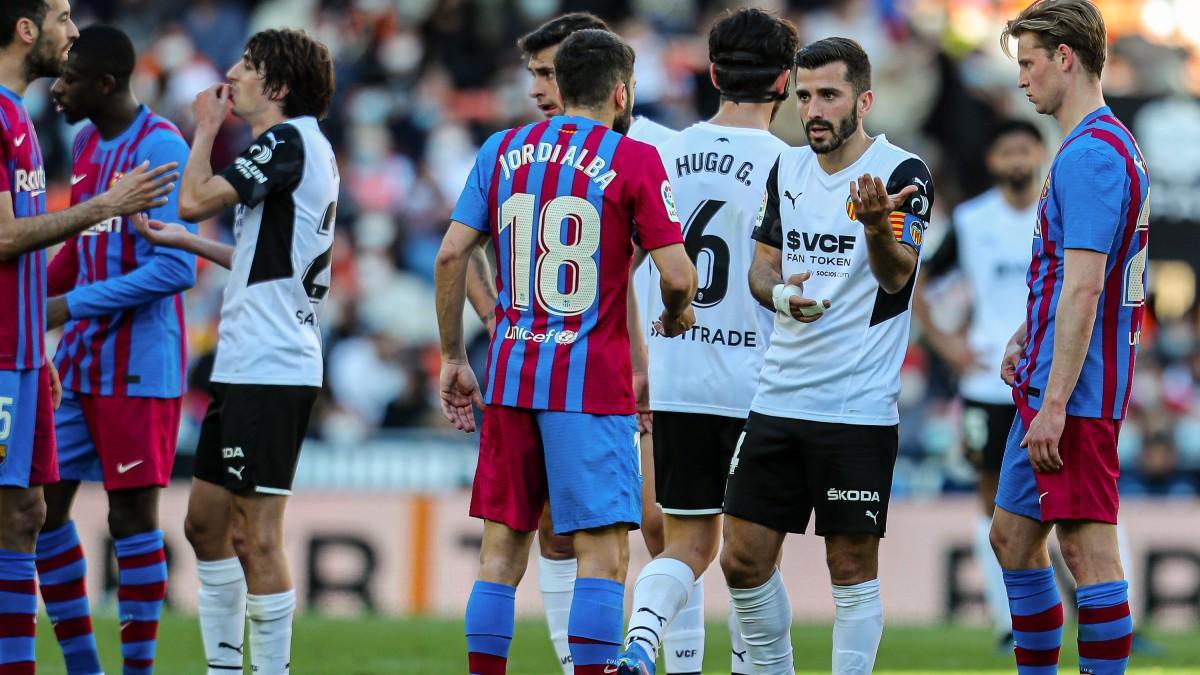 Jordi Alba y José Luis Gayà en un Valencia-Barça