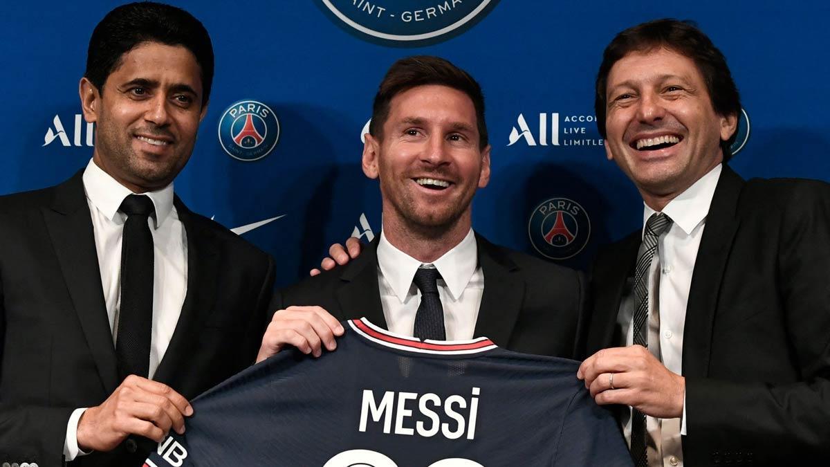 ¡Leo ya enamora en París! Acaba la rueda de prensa posando con la camiseta y Al-Khleaïfi y solo escuchan los gritos de ¡Messi, Messi!