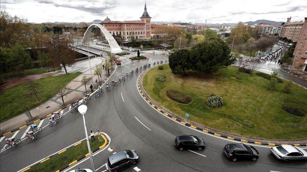 El pelotón llegando ayer a Pamplona El pelotón llegando ayer a Pamplona