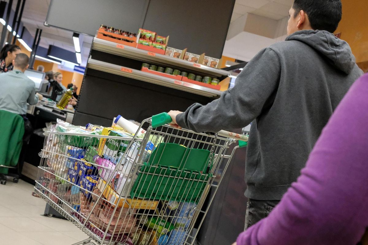 Archivo - Un cliente realizando la compra en un supermercado Archivo - Un cliente realizando la compra en un supermercado