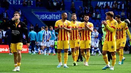 Jugadores del Girona saludan a la afición
