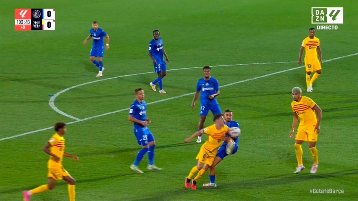 El defensa del Barcelona Ronald Araujo se lesiona en un entrenamiento previo al partido contra Cádiz