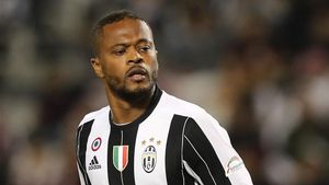 Patrice Evra muy activo en sus redes sociales, le gasta una broma a Arturo Vidal Patrice Evra muy activo en sus redes sociales, le gasta una broma a Arturo Vidal