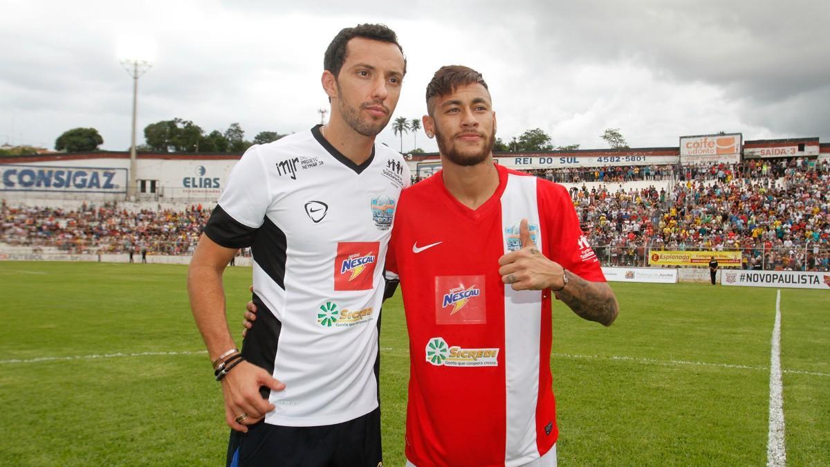 Nenê, juntamente con su amigo Neymar, en un partido benéfico celebrado en 2014