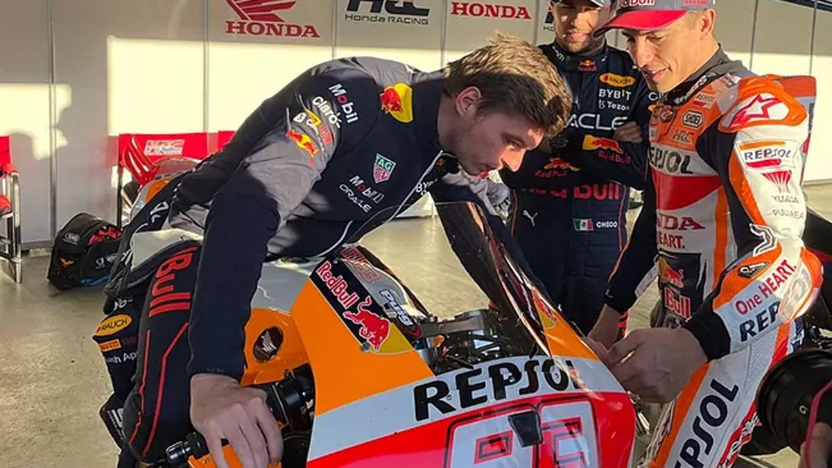 Verstappen, subido a la moto de Márquez, escucha atentamente sus indicaciones