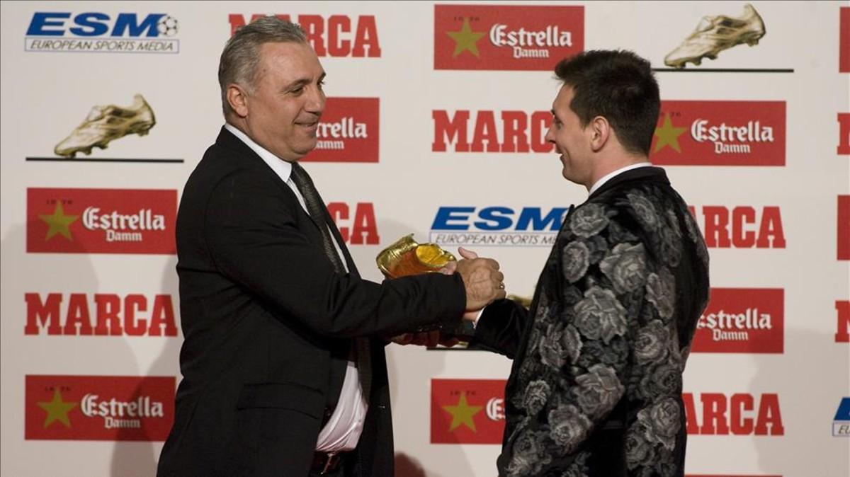Leo Messi recibe una Bota de Oro de manos de Hristo Stoichkov