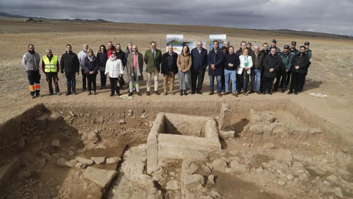 Autoridades locales y de la Universidad de Córdoba junto al equipo de la excavación arqueológica que ha descubierto en Mellaria la fuente mejor conservada de la Hispania romana. Autoridades locales y de la Universidad de Córdoba junto al equipo de la excavación arqueológica que ha descubierto en Mellaria la fuente mejor conservada de la Hispania romana.