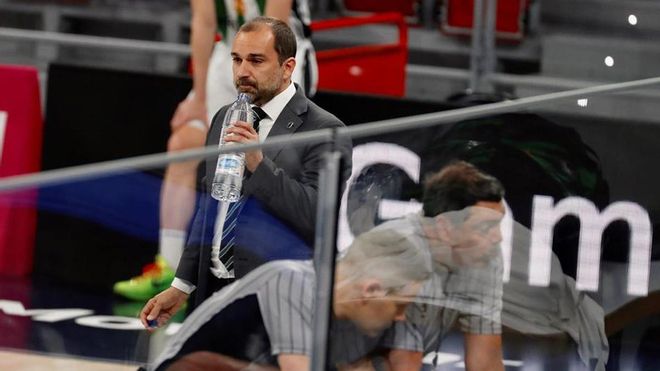 Carles Duran bebe agua durante una consulta de los colegiados al Instant replay Carles Duran bebe agua durante una consulta de los colegiados al Instant replay