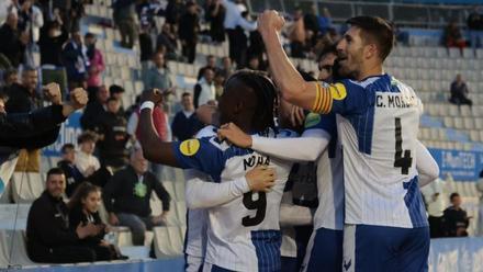 Los jugadores del Sabadell celebran el gol