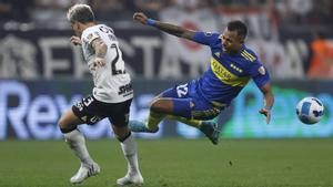 Fagner y Villa disputan un balón en un Corinthians - Boca Jrs. de alta tensión