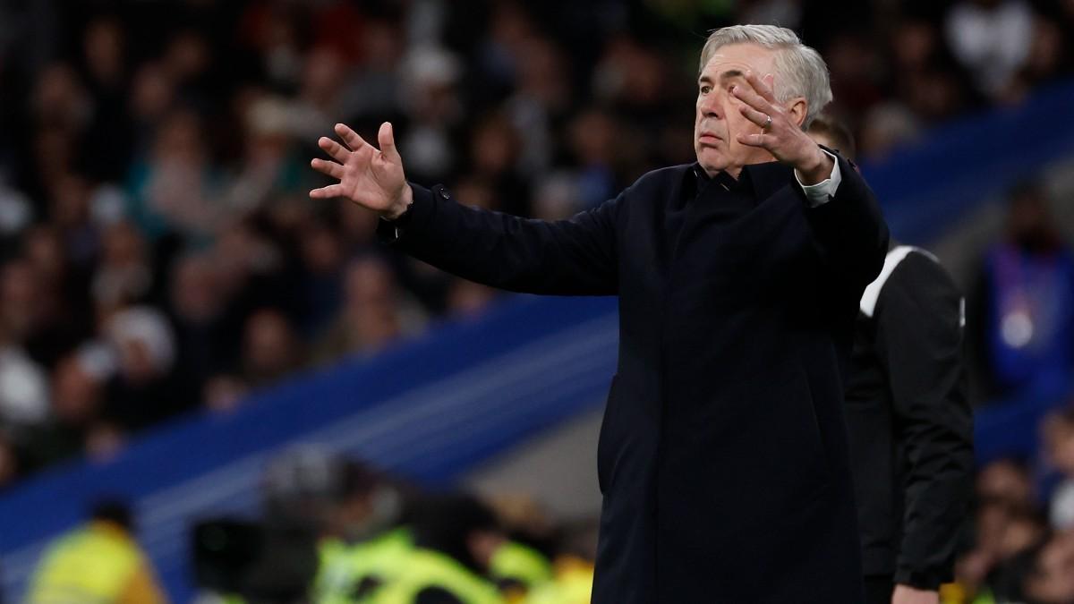 El entrenador del Real Madrid, Carlo Ancelotti, reacciona durante el partido ante el Atlético