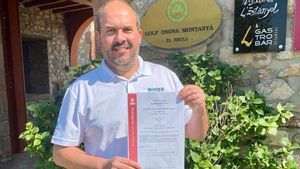 Jordi Puig, gerente de Golf Montanyà, muestra el certificado de Bureau Veritas Jordi Puig, gerente de Golf Montanyà, muestra el certificado de Bureau Veritas