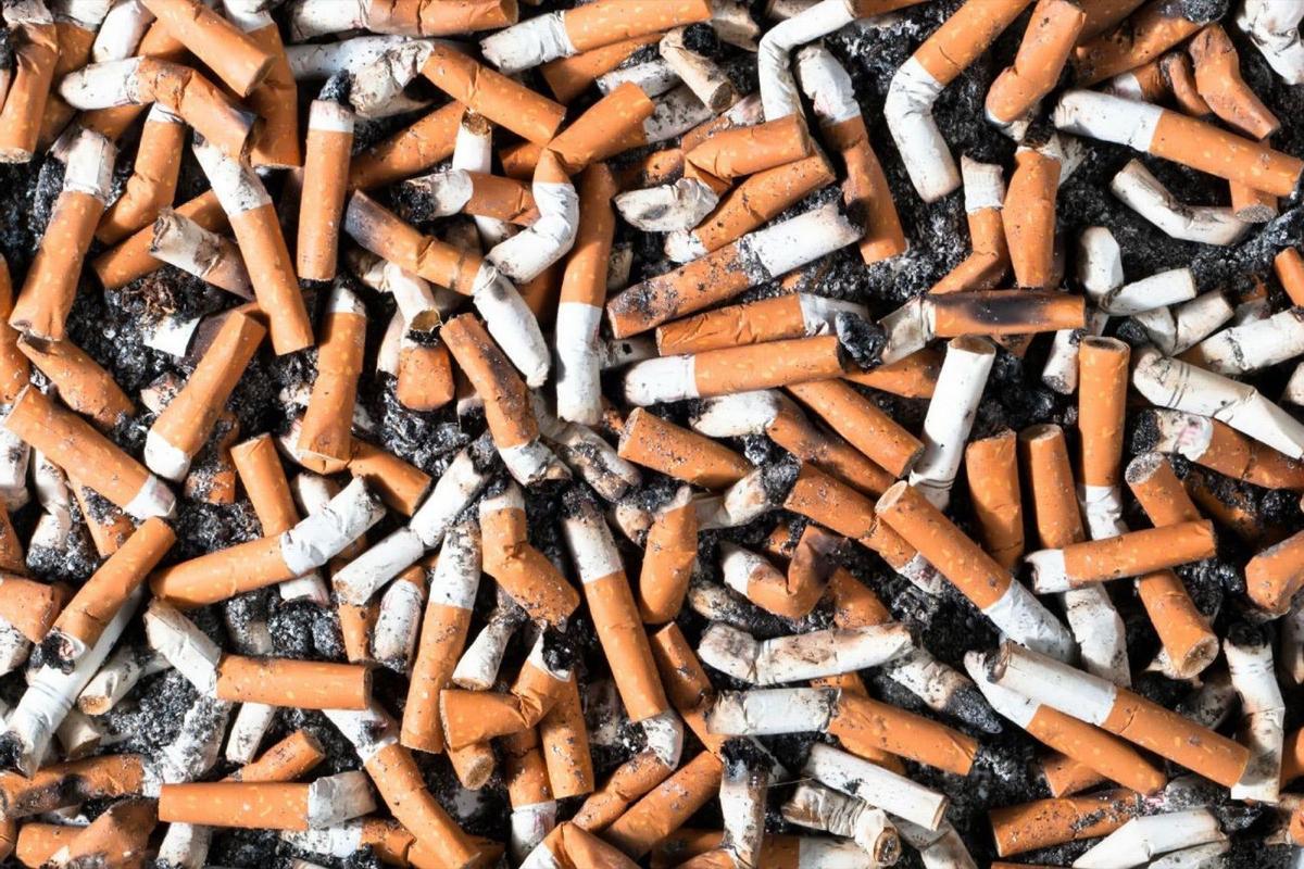 Proyectan una tasa a los cigarrillos para reciclar las colillas