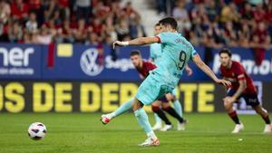 Lewandowski, lanzando el penalti que dio la victoria al Barça frente a Osasuna
