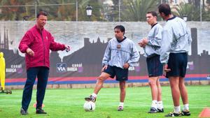 Van Gaal, junto a Xavi en un entrenamiento del Barça