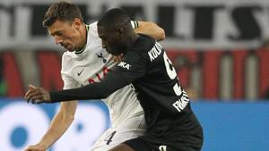 Lenglet en un duelo con Muani