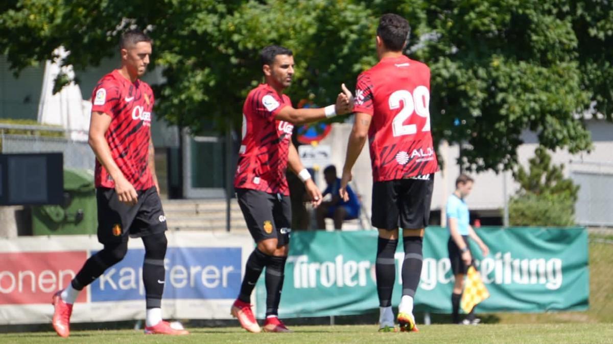 Los futbolistas del Mallorca celebran uno de los goles ante el Wieczysta (3-0)