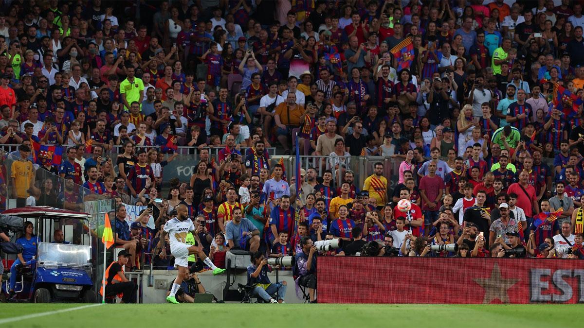 El público, que ovacionó a Dani Alves, se congregó en masa en el Camp Nou