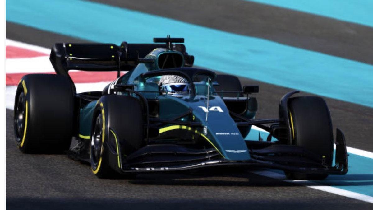 Alonso, rodando al volante del Aston Martin en Yas Marina