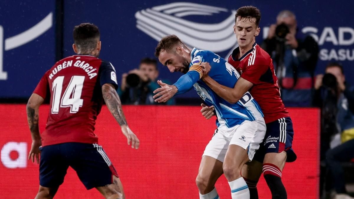 Sergi Darder, rodeado por dos jugadores de Osasuna. Sergi Darder, rodeado por dos jugadores de Osasuna.