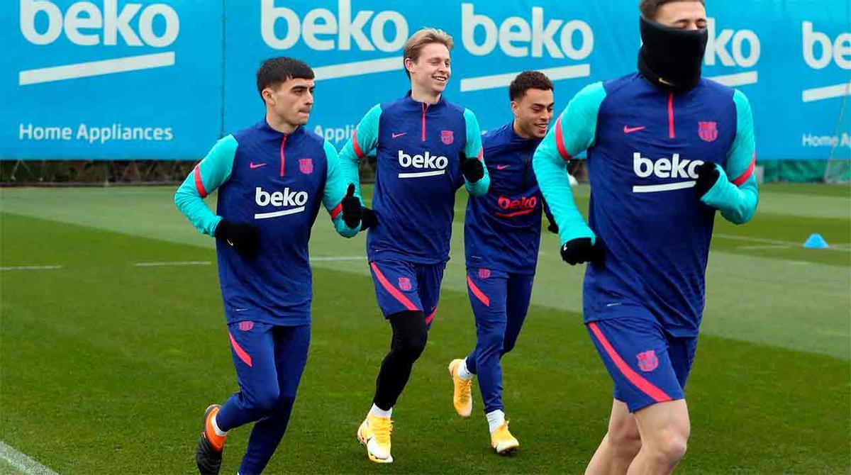 Los jugadores del Barça entrenan en la Ciudad Deportiva