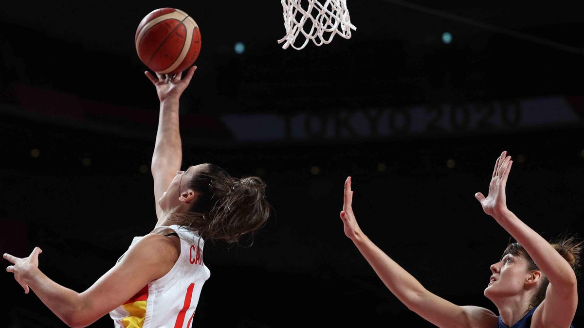 Raquel Carrera trata de anotar a aro pasado Raquel Carrera trata de anotar a aro pasado