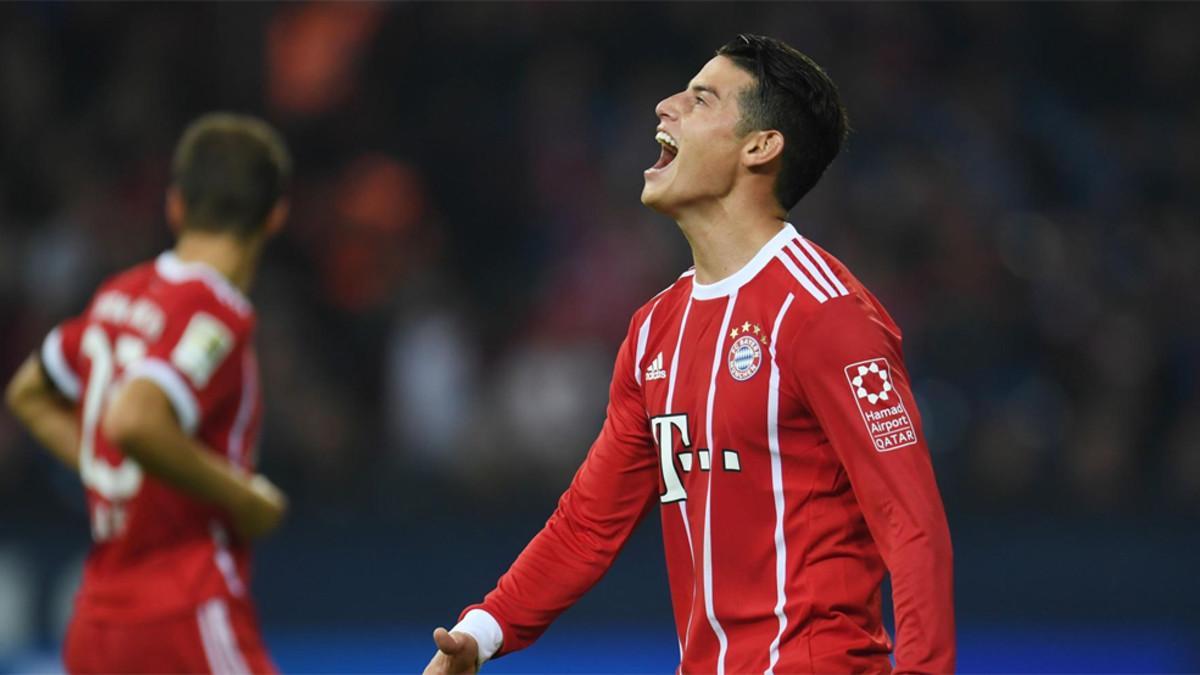James Rodríguez se lamenta por una ocasión perdida durante un partido de la Bundesliga entre el Bayern Múnich y el Schalke 04