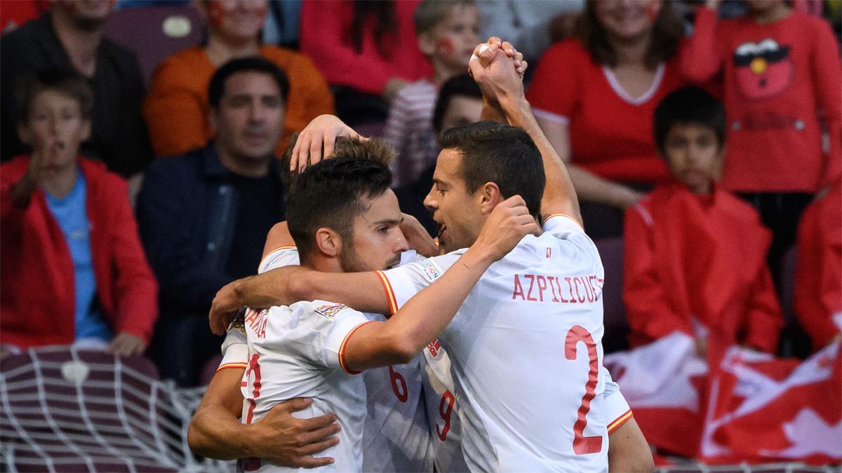 Azpilicueta y Sarabia celebran el gol de España ante Suiza