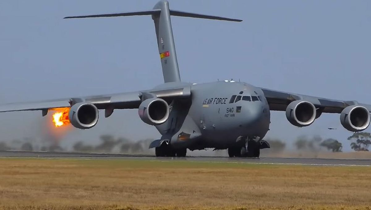 Dos personas se suben al tren de aterrizaje de un C-17 al escapar de Kabul y caen dramáticamente Dos personas se suben al tren de aterrizaje de un C-17 al escapar de Kabul y caen dramáticamente