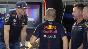 Verstappen habla con los ingenieros de Red Bull en el box de Suzuka