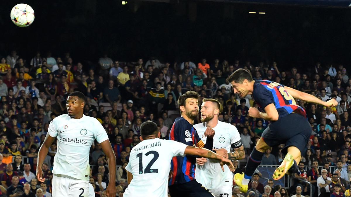 Lewandowski cabecea un balón en el partido contra el Inter