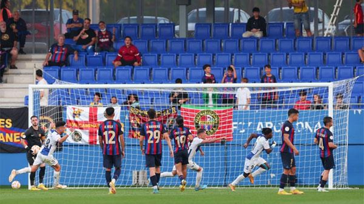 Moha Keita celebra segundo gol arlequinado ante la decepción de los futbolistas azulgranas Moha Keita celebra segundo gol arlequinado ante la decepción de los futbolistas azulgranas