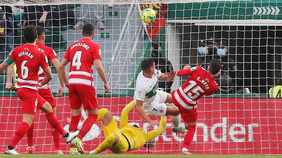El Martínez Valero se indignó cuando el árbitro anuló un gol a Carrillo por falta al portero