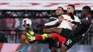 Justin Kluivert disputa un balón dividido con los jugadores del Leverkusen Justin Kluivert disputa un balón dividido con los jugadores del Leverkusen
