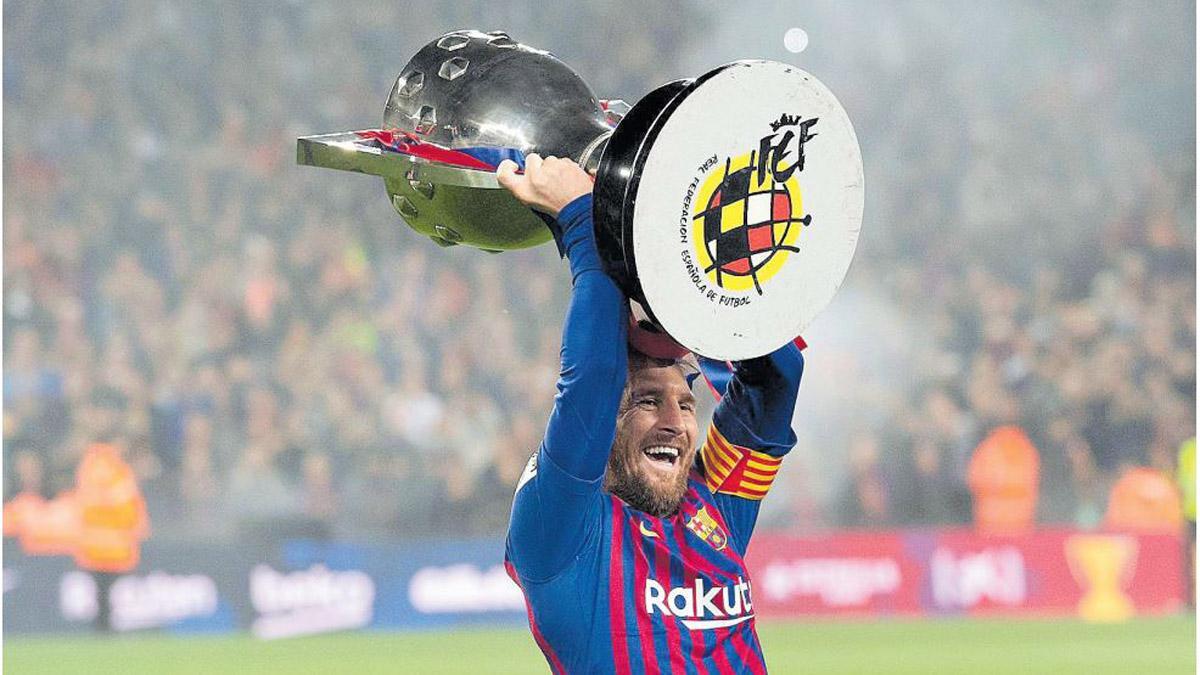 Leo Messi levantando el trofeo de La Liga