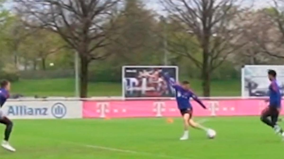 ¡Para verlo en bucle! Atención al golazo de rabona de Lewandowski durante el entrenamiento del Bayern... Demasiada calidad