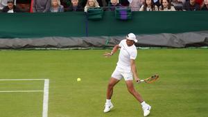 Rafa Nadal en su calentamiento previo al debut en Wimbledon 2022