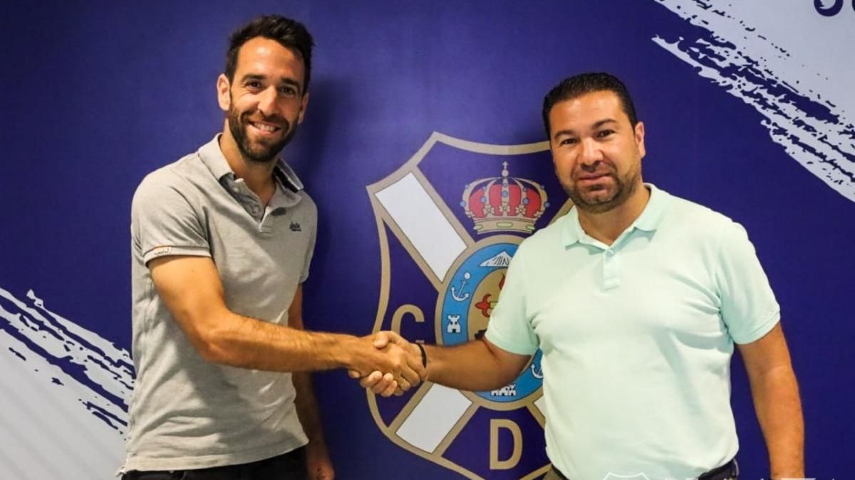 Carlos Ruíz renueva con el CD Tenerife Carlos Ruíz renueva con el CD Tenerife