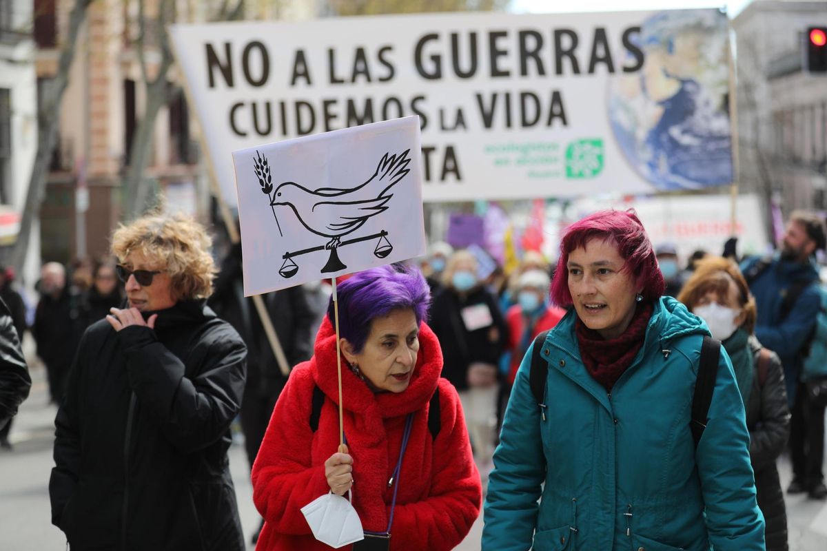 Varias mujeres se manifiestan por la paz en Madrid. Varias mujeres se manifiestan por la paz en Madrid.