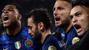 Los jugadores del Inter festejan el gol de Çalhanoglu contra la Juventus