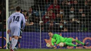Levante - FC Barcelona | Ter Stegen, decisivo: así le paró el penalti a Roger y que suponía el 2-0