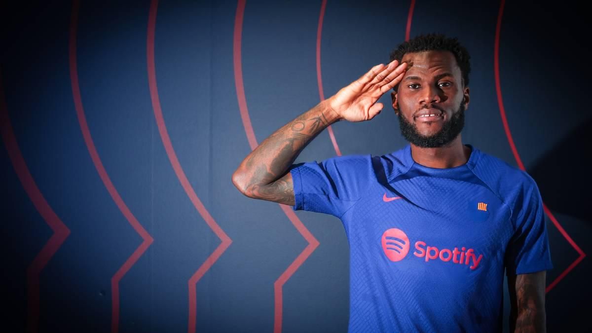 اللاعب فرانك كيسيه يقترب من الانضمام إلى نادي الأهلي السعودي بعد موسم مميز مع برشلونة